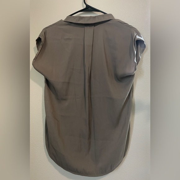 Tahari | Women’s Short Sleeve Button-Front Blouse - Picture 2 of 4